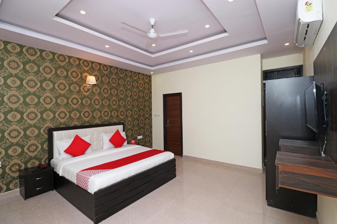 Capital O Hotel Royal Inn Near Gomti Riverfront Park Lucknow Ngoại thất bức ảnh